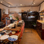 店内の隅には季節の和飾りを飾り付けています。