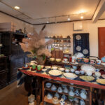 店内の隅には季節の和飾りを飾り付けています。